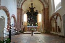 Altarraum mit Barockaltar und Taufstein davor - ev. Kirche von Altenkirchen (Halbinsel Wittow, Rgen, Mai 2011)