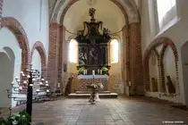 Altarraum mit Barockaltar und Taufstein davor - ev. Kirche von Altenkirchen (Halbinsel Wittow, R�gen, Mai 2011)