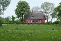 Diese Reetdach gedecktes rotes Haus steht im kleinen �rtchen Putgarten im Nordosten der Halbinsel Wittow auf R�gen (Mai 2011)