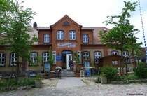 Gutshof von Putgarten mit Rgenladen & Caf (Halbinsel Wittow, Rgen, Mai 2011)