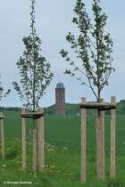Von Pugarten aus auf der verkehrsberuhigten Strae immer geradeaus in Richtung Kste mit Blick auf den Peilturm (Halbinsel Wittow, Rgen, Mai 2011)