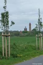 Von Pugarten aus auf der verkehrsberuhigten Strae immer geradeaus in Richtung Kste mit Blick auf die beiden Leuchttrme von Kap Arkona (Halbinsel Wittow, Rgen, Mai 2011)