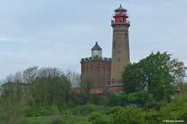 Die beiden Leuchttrme von Kap Arkona (der kleinere viereckige ist der ltere Turm = Schinkelturm) nrdlich von Putgarten auf der Halbinsel Wittow (Rgen, Mai 2011)