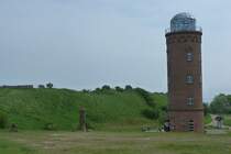 Peilturm am Kap Arkona und dahinter die Erhebung der slawischen Jaromarsburg (Gemeinde Putgarten, Halbinsel Wittow, Rgen, Mai 2011)