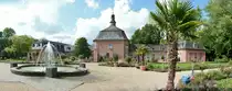 Kompletter Westfl�gel (Pano-Aufnahme) vom Schlo� Wickrath - 21.08.2014
