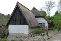 Rundgang durch das kleine Fischerdorf Vitt, vorbei an eines der schnen kleinen Reetdach gedeckten Husern (Gemeinde Putgarten, Halbinsel Wittow, Rgen, Mai 2011)
