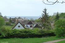 berblick auf den kleine Fischerort Vitt liegt in einer Uferschlucht und ist von oben aus erst aus der Nhe zu sehen (Gemeinde Putgarten, Halbinsel Wittow, Rgen, Mai 2011)