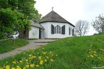 Die Vitter Kapelle ist achteckig und liegt oberhalb des Fischerdorfes (Gemeinde Putgarten, Halbinsel Wittow, Rgen, Mai 2011)