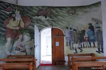 Im ansonsten schlichten Innenraum der Kapelle von Vitt gibt es auf der einen Seite dieses Gemlde  Menschen im Sturm  (Gemeinde Putgarten, Halbinsel Wittow, Rgen, Mai 2011)