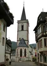 Assmannshausen, Blick von der Hllenbergstrae zum 43m hohen Turm der Heilig-Kreuz-Kirche, Sept.2014