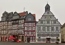 . Butzbach (Wetterau) - Das alte Ratheaus ist ein stattlicher Fachwerkbau mit Steinunterbau von 1559/60. Der gro�e Erker der Giebelfront und die beiden Spitzbogenportale der Erdgescho�halle wurden leider im 19. Jahrhundert beseitigt. Seit 1926 ist wieder das stattliche Fachwerk des m�chtigen Geb�udes freigelegt. 01.11.2014 (Jeanny)