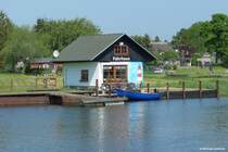 Am Baaber Bollwerk steht dieses Fhrhaus auf der Selliner Seite des Sees im Ortsteil Moritzdorf (Mnchgut, Rgen, Mai 2011)