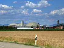Forchheim in der Rheinebene, Blick auf die 2006 in Betrieb genommene Biogasanlage, Juli 2014