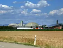 Forchheim in der Rheinebene, Blick auf die 2006 in Betrieb genommene Biogasanlage, Juli 2014