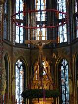Triumpfkreuz und Adventskranz in der 150 Jahre alten Basilika  St. Marien  (Kevelaer, Kreis Kleve, November 2014)