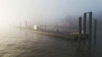 Hamburg am 25.11.2014: bei Nebel auf der Elbe mit der HADAG-Fhre den Anleger Altona Fischmarkt anlaufend
