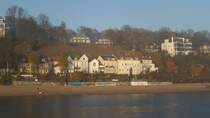 Hamburg am 25.11.2014 bei Nebelwetter: Elbe, Blick auf velgnne von einer HADAG-Fhre