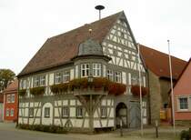 Gelchsheim, Rathaus von 1666, zweigeschossiger Fachwerkbau mit Satteldach und Eckerker mit Glockendach (26.10.2014)