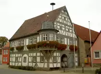 Gelchsheim, Rathaus von 1666, zweigeschossiger Fachwerkbau mit Satteldach und Eckerker mit Glockendach (26.10.2014)
