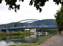 Lahnstein, die Lahn unmittelbar vor der Mndung in den Rhein mit der blauen Straenbrcke und der Eisenbahnbrcke dahinter, Sept.2014