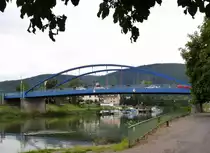 Lahnstein, die Lahn unmittelbar vor der Mndung in den Rhein mit der blauen Straenbrcke und der Eisenbahnbrcke dahinter, Sept.2014