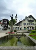 Bad Kohlgrub, Ortszentrum mit Springbrunnen und Kriegerdenkmal, Aug.2014