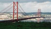 ALMADA, Gemeindeteil Pragal (Concelho de Almada), 25.01.2001, Blick auf die Ponte 25 de Abril