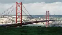 ALMADA, Gemeindeteil Pragal (Concelho de Almada), 25.01.2001, Blick auf die Ponte 25 de Abril