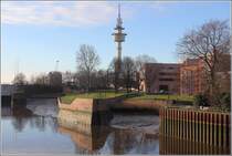 Bremerhaven. Blick in das ehemaligen Lange-Dock (links) und Wencke-Dock an der Geeste. In der Bildmitte ist der Richtfunkturm des Wasser- und Schifffahrtsamtes und rechts daneben sind Gebude der Hochschule Bremerhaven zu sehen. 26.12.2014