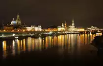 Die Silhouette der Dresdner Altstadt im abendlichen Licht, 27.12.2014