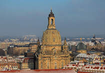  So von Kirche zu Kirche . Blick vom Turm der Dresdner Kreuzkirche hinber zur Frauenkirche, 28.12.2014.