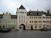 Dorfen, Isener Tor am Marienplatz, daneben ehem. Brauereigasthof von 1928 (02.02.2013)