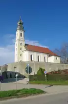 Hofstarring, St. Laurentius Kirche, barocke Saalkirche mit Spindelhelmturm, erbaut 1767 von Johann Baptist Lethner (25.03.2014)