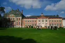 Schloss Karow, rechts das alte Schloss von 1789, links das neue Schloss von 1906 bis 1907, Architekt Ernst Eberhard von Ihne (17.09.2012)