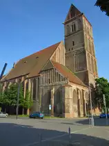Anklam, Marienkirche, dreischiffige Hallenkirche der Backsteingotik mit S�dwest Turm, erbaut ab 1296, Bombensch�den von 1943 wurden bis 1947 beseitigt (22.05.2012)