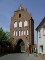 Grimmen, Greifswalder Tor, erbaut von 1350 bis 1400, nach Zerst�rung um 1800 unvollst�ndig wieder aufgebaut (22.05.2012)