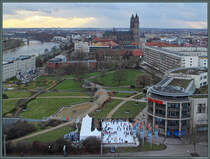 Der Sdturm der Johanniskirche dient seit 1980 als Aussichtsturm. Von hier bietet sich ein schner Blick ber das Zentrum von Magdeburg. Markant sticht der Magdeburger Dom heraus, davor liegt das Kloster Unser Lieben Frauen, das heute als Kunstmuseum dient. Am rechten Bildrand ist die Grne Zitadelle erkennbar. Links des Doms sind die Hubbrcke, das Neubaugebiet auf dem Gelnde des ehemaligen Elbbahnhofs sowie die dahinter liegende Sternbrcke zu sehen. Am Horizont sind die Wohnblcke des Stadtteils Reform erkennbar. (Magdeburg, 04.01.2015)