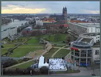Der S�dturm der Johanniskirche dient seit 1980 als Aussichtsturm. Von hier bietet sich ein sch�ner Blick �ber das Zentrum von Magdeburg. Markant sticht der Magdeburger Dom heraus, davor liegt das Kloster Unser Lieben Frauen, das heute als Kunstmuseum dient. Am rechten Bildrand ist die Gr�ne Zitadelle erkennbar. Links des Doms sind die Hubbr�cke, das Neubaugebiet auf dem Gel�nde des ehemaligen Elbbahnhofs sowie die dahinter liegende Sternbr�cke zu sehen. Am Horizont sind die Wohnbl�cke des Stadtteils Reform erkennbar. (Magdeburg, 04.01.2015)