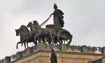 . Braunschweig - Die Quadriga. 04.01.2015 (Hans) 

Wie bereits bei dem historischen Schloss steht auf dem Portikus des wieder errichteten Residenzschlosses eine Wagenlenkergruppe, die gr��te Quadriga Europas, mit der Stadtg�ttin Brunonia als Wagenlenkerin. Die Rekonstruktion erfolgte 2007 bis 2008. Getreu nach der ersten, 1865 bei einem Schlossbrand verbrannten Gruppe, wurde sie mit Hilfe eines Gipsmodells von Bildhauer Ernst Rietschel, das in der Dresdener Skulpturensammlung Albertinum erhalten geblieben ist, gegossen.

Die Gruppe aus Siliziumbronze ist mehr als 9 Meter hoch, 7,5 Meter breit und 9,5 Meter lang und wiegt 25,8 Tonnen.
