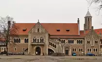 . Braunschweig - Burg Dankwarderode. 03.01.2015 (Hans)

Die Burg Dankwarderode am Burgplatz in Braunschweig ist eine s�chsische Niederungsburg. Sie war �ber Jahrhunderte Residenz der Braunschweiger Herz�ge.

Heinrich der L�we lie� die Burg um 1175 nach dem Vorbild der Kaiserpfalzen als Residenz erbauen. Sie wurde, nach vielen Ver�nderungen und einem Brand, 1887 bis 1906 in historisierender Manier v�llig neu errichtet.

Die Burg enth�lt heute die mittelalterliche Abteilung des Herzog Anton Ulrich-Museums. Im Knappensaal der Burg pr�sentieren sich Teile des Welfenschatzes und wertvolle liturgische Gew�nder. Im Obergeschoss befindet sich der pr�chtige Rittersaal.
