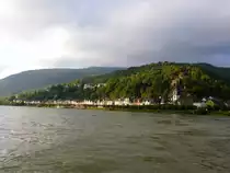 Niederheimbach, Blick auf den linksrheinischen Ort von der Autof�hre aus, Sept.2014