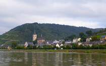 Lorch, Blick von der Autofhre ber den Rhein auf die Stadt mit der Pfarrkirche St.Martin, Sept.2014