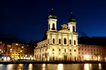 Die Jesuitenkirche St. Franz Xaver mit dem beleuchtetem Gipfel des Pilatus im Hintergrund. Luzern, 10.01.2015