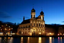 Die Jesuitenkirche St. Franz Xaver in der Abenddmmerung. Luzern, 10.01.2015