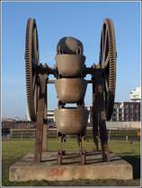 Bremerhaven. Dieser Oberturas, der obere Umlauf der Eimerkette, stammt von dem 1914 gebauten Eimerkettenbagger BAGGER I und ist als technisches Denkmal erhalten geblieben. Der BAGGER I war bis 1980 in den Bremerhavener Hfen im Einsatz. Die beiden Antriebsrder haben einen Durchmesser von 4,30 m. Die 40 Baggereimer fassten je 400 l. Damit konnten in der Stunden 650 m Schlick aus bis zu 14 m Tiefe ausgebaggert werden. 17.01.2015