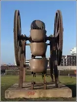 Bremerhaven. Dieser Oberturas, der obere Umlauf der Eimerkette, stammt von dem 1914 gebauten Eimerkettenbagger BAGGER I und ist als technisches Denkmal erhalten geblieben. Der BAGGER I war bis 1980 in den Bremerhavener H�fen im Einsatz. Die beiden Antriebsr�der haben einen Durchmesser von 4,30 m. Die 40 Baggereimer fassten je 400 l. Damit konnten in der Stunden 650 m� Schlick aus bis zu 14 m Tiefe ausgebaggert werden. 17.01.2015