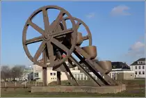 Bremerhaven. Dieser Oberturas, der obere Umlauf der Eimerkette, stammt von dem 1914 gebauten Eimerkettenbagger BAGGER I und ist als technisches Denkmal erhalten geblieben. Der BAGGER I war bis 1980 in den Bremerhavener H�fen im Einsatz. Die beiden Antriebsr�der haben einen Durchmesser von 4,30 m. Die 40 Baggereimer fassten je 400 l. Damit konnten in der Stunden 650 m� Schlick aus bis zu 14 m Tiefe ausgebaggert werden. 17.01.2015