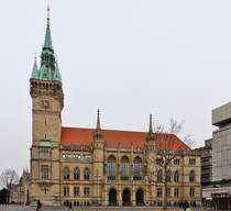 . Braunschweig -  Das Rathaus. 03.01.2015 (Jeanny)

Das Rathaus der Stadt Braunschweig ist das sichtbare Zeichen stdtischer Selbstverwaltung und in diesem Sinne fr die Altstadt urkundlich schon vor 1253 belegt. Der neugotische Bau wurde 1894 bis 1900 von dem damaligen Stadtbaurat Ludwig Winter errichtet. Der 61 m hohe Turm mit 161 Stufen an der Sd-West-Ecke wurde nach dem Vorbild der berhmten Belfriede (Stadttrme) in Flandern angelegt. Der bis zum Krieg giebelgekrnte Eingangsteil ist mit reichen Mawerkfenstern geziert. Die vier die groen Fenster umrahmenden Figuren stellen die Bereiche Wissenschaft, Kunst, Handwerk und Handel dar.
