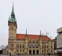 . Braunschweig -  Das Rathaus. 03.01.2015 (Jeanny)

Das Rathaus der Stadt Braunschweig ist das sichtbare Zeichen st�dtischer Selbstverwaltung und in diesem Sinne f�r die Altstadt urkundlich schon vor 1253 belegt. Der neugotische Bau wurde 1894 bis 1900 von dem damaligen Stadtbaurat Ludwig Winter errichtet. Der 61 m hohe Turm mit 161 Stufen an der S�d-West-Ecke wurde nach dem Vorbild der ber�hmten Belfriede (Stadtt�rme) in Flandern angelegt. Der bis zum Krieg giebelgekr�nte Eingangsteil ist mit reichen Ma�werkfenstern geziert. Die vier die gro�en Fenster umrahmenden Figuren stellen die Bereiche Wissenschaft, Kunst, Handwerk und Handel dar.
