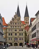 . Braunschweig - Das Gewandhaus am Alstadtmarkt. 03.01.2015 (Hans) 

Das Gewandhaus wurde erstmalig 1303 erw�hnt: als Lager und Handelsplatz der Gewandschneider, der vornehmsten Gilde der Altstadt. Der 1590 entstandene und von 1948 bis 1950 wiederaufgebaute Ostgiebel ist das bedeutendste Werk der Renaissancebaukunst in Braunschweig.